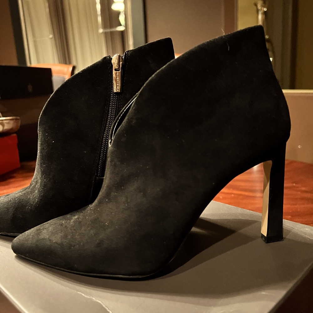 Vince CAMUTO black booties size 7
